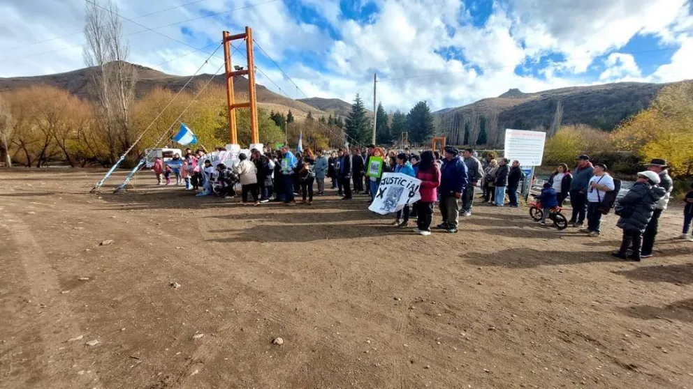 Villa Llanquín: más de 100 personas marcharon por el crimen de Diego Sixto y reclamaron justicia
