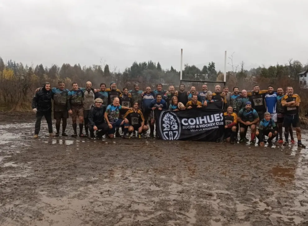 Los veteranos de rugby festejaron el 25 de mayo bajo la lluvia y en el barro en Villa la Angostura 