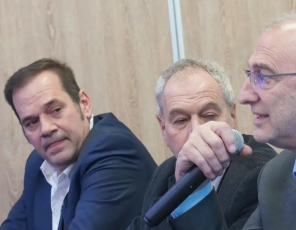 El presidente de la CATE, Daniel García, diserta ante la mirada del dueño de Maxdream, Sandro Meyras y del empresario Pablo Bolovsky (en el centro).