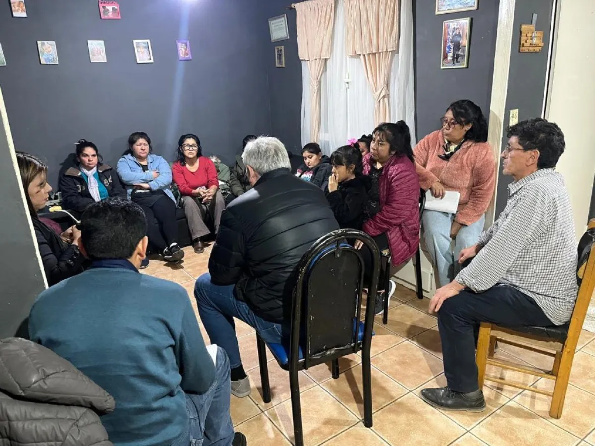 Cortés encabezó una reunión de trabajo con vecinos del barrio 270 ...