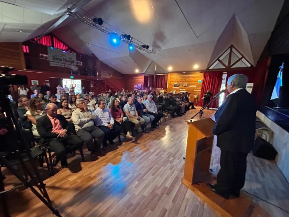 Dina Huapi celebró su 39° aniversario con un acto oficial en el SUM