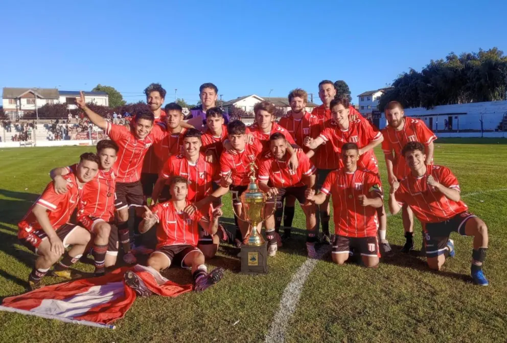 La foto del campeón del fútbol local - Imagen de Prensa del Club Estudiantes Unidos