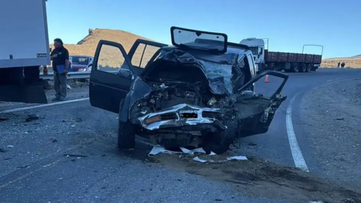 Fuerte choque entre un camión y una camioneta en la Ruta 237: dos ...