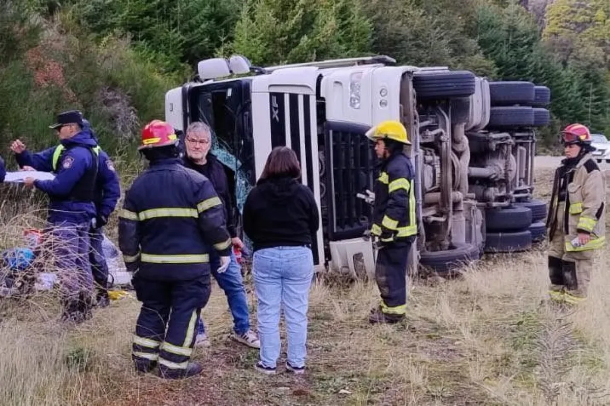 Un camión chileno volcó en la Ruta 40 cuando iba hacia Villa La ...