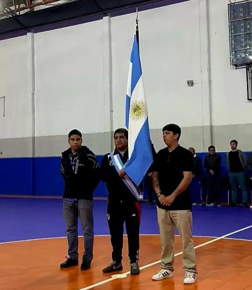 En imagen: Ricardo, hermano de Alejandro Ángel, abanderado en el acto de apertura.