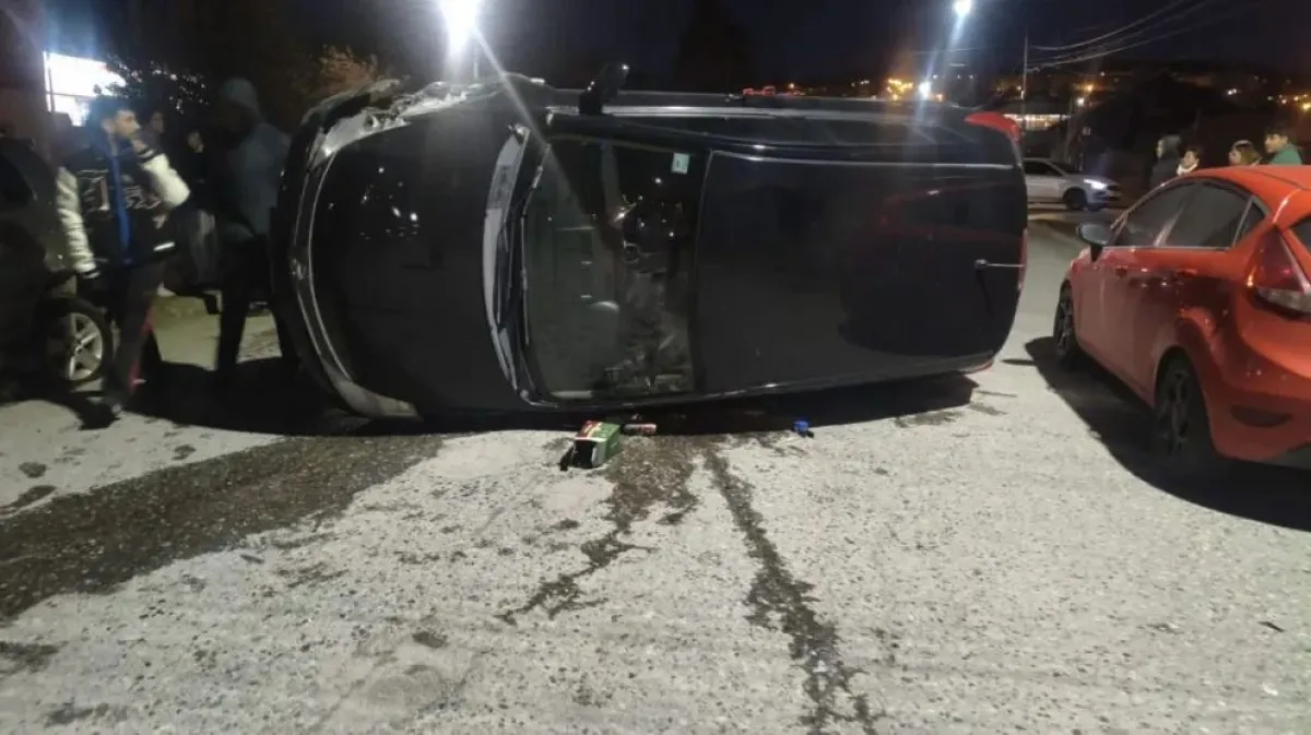 Volcó tras chocar contra un auto estacionado y dio positivo en el test ...