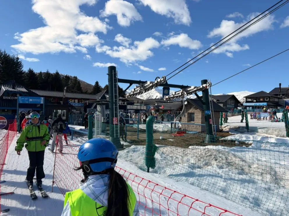 Vecinos de Bariloche en su primera experiencia de esquí en Cerro Catedral